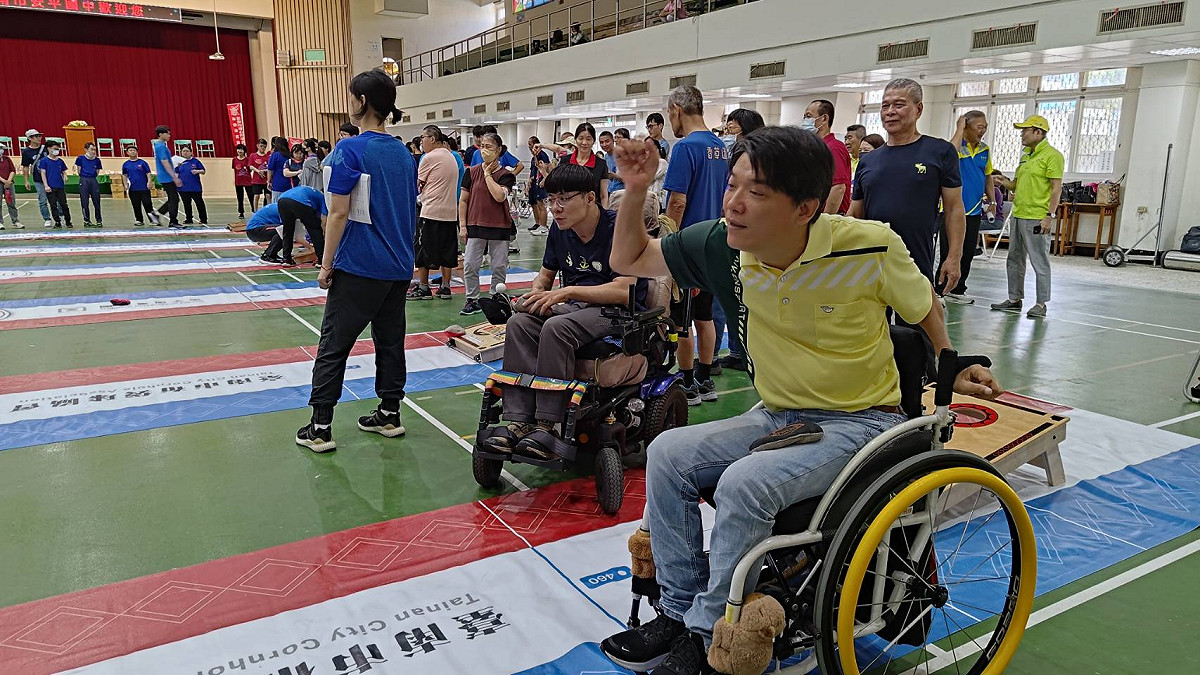 臺南市身心障礙者布袋球比賽熱鬧登場，本活動由臺南市身心障礙體育總會主辦，鼓勵身心障礙者投入運動。 圖：黃博郎／攝