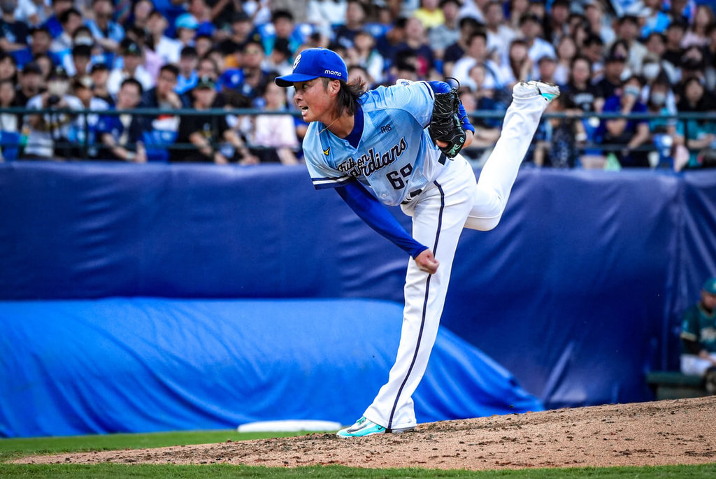 中華職棒富邦悍將隊16日例行賽推出日籍投手鈴木駿輔（圖）先發應戰，主投6局失1分、奪下個人本季第3勝。（富邦悍將提供）中央社記者謝靜雯傳真 115年5月16日