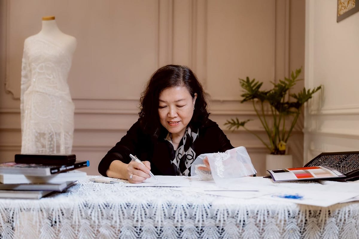 人稱「曼尼姊」的錢淑貞擁有40年的禮服設計經驗，總是將新娘的需求擺在第一位。 圖：艾絲特手工婚紗/提供