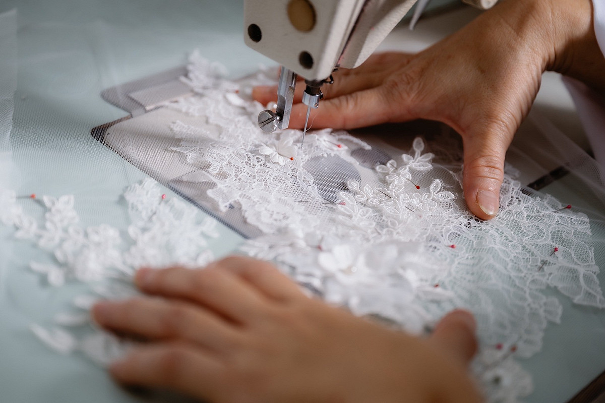 艾絲特手工婚紗貼心將新娘的亮點縫進禮服中。 圖：艾絲特手工婚紗/提供