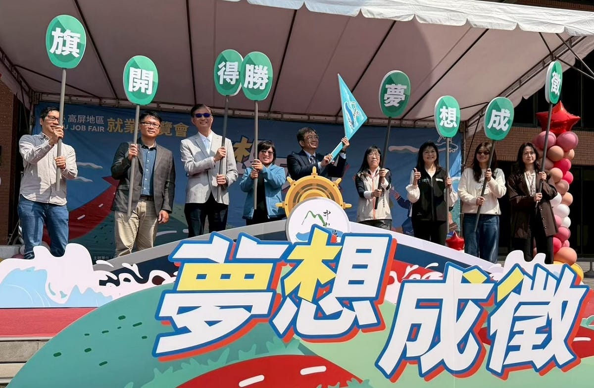 國立中山大學就業博覽會介紹「大港青年職場實習及接軌計畫」。 圖：高雄市青年局/提供