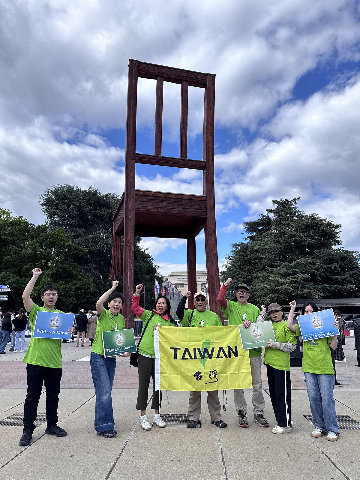 多個來自台灣與美洲的民間團體在本年度世界衛生大會（WHA）召開前在日內瓦國際廣場發聲抗議，要求WHO應納入台灣。 圖：醫界聯盟提供