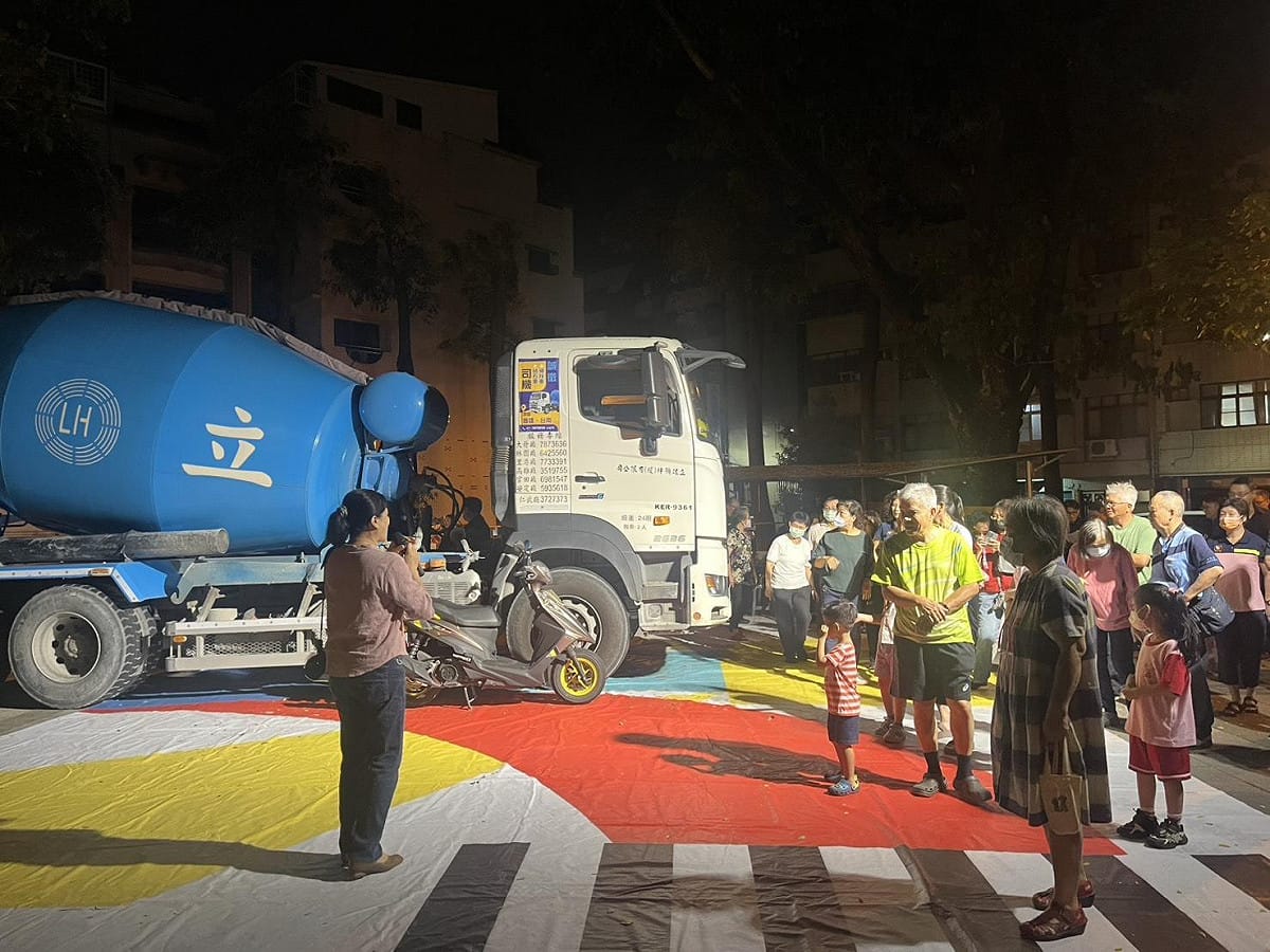 警方宣導大型車視野死角，社區民眾扶老攜幼親自體驗。 圖：高雄市警察局前鎮分局/提供