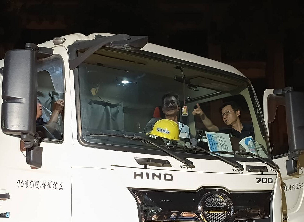 民眾親自坐上駕駛座，由黃元民(右)親自解說大型車恐怖的「視覺死角」。 圖：高雄市警察局前鎮分局/提供