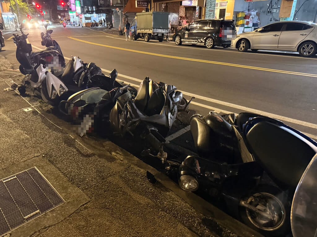 魏男16日晚間開車行經基隆市成功一路，疑因毒駕衝入對向車道，連續撞擊路邊機車，現場機車倒成一片，經快篩檢測，魏男呈現毒品安非他命陽性反應，詢後送辦。（讀者提供）中央社記者王朝鈺傳真　115年5月17日