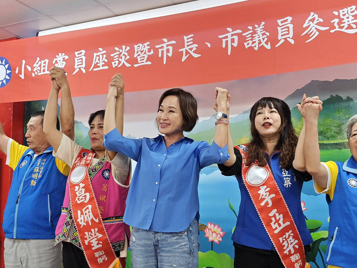 柯志恩(中)牽著李亞築(右二)、葛姵瑩(左二)的手高喊「凍蒜」。 圖：柯志恩服務處/提供