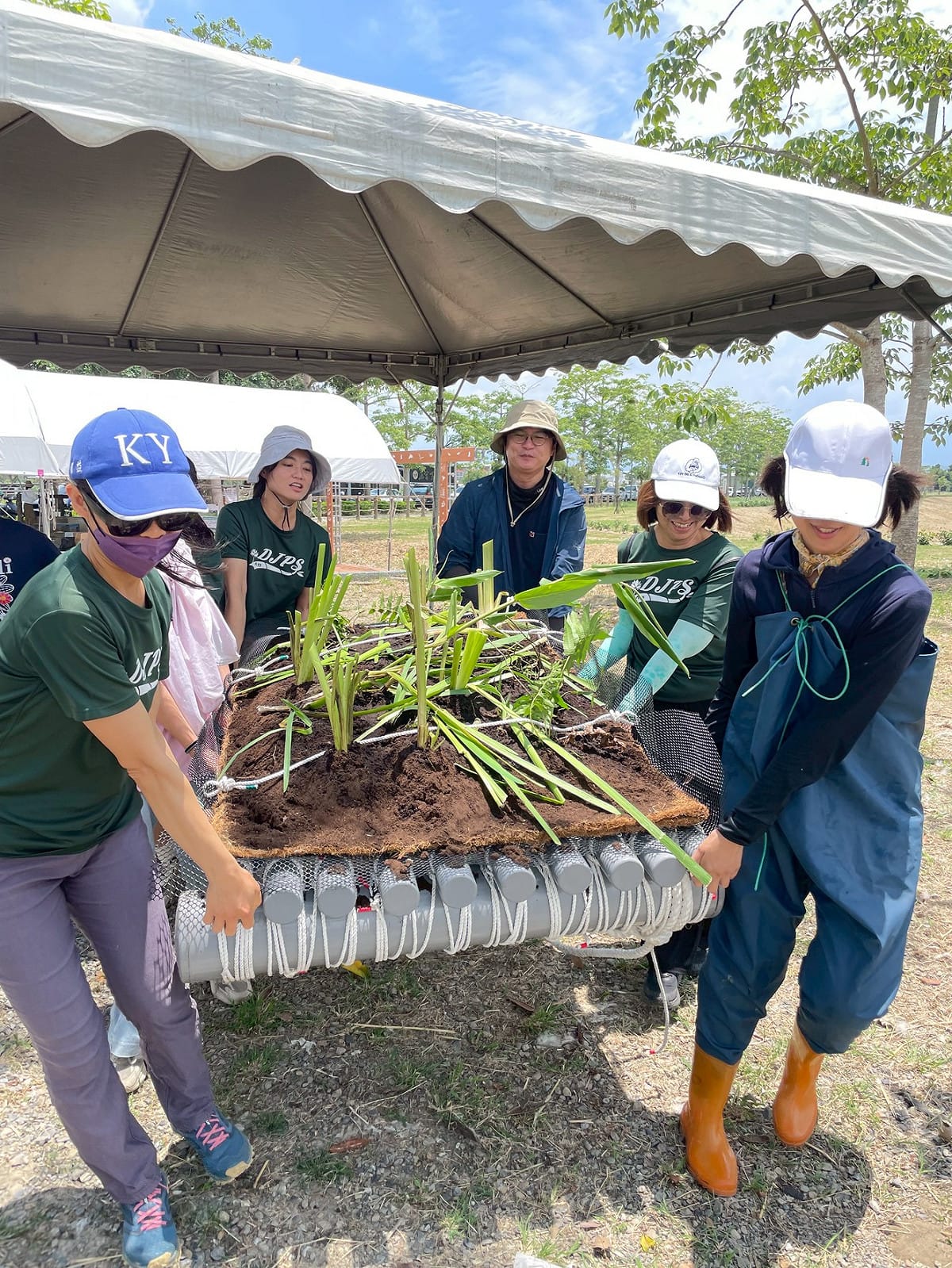 農田水利署嘉南管理處與林業及自然保育署嘉義分署、生物多樣性研究所，共同舉辦棲地營造實作活動，邀請大竹國小師生家長、嘉義大學生命科學院教職學生及國家森林志工等 70 位共同參與，展現農業水利與自然共生新方向，讓傳統埤塘正式蛻變為兼具生產、生態與教育功能的多功能場域。 圖：農田水利署嘉南管理處提供