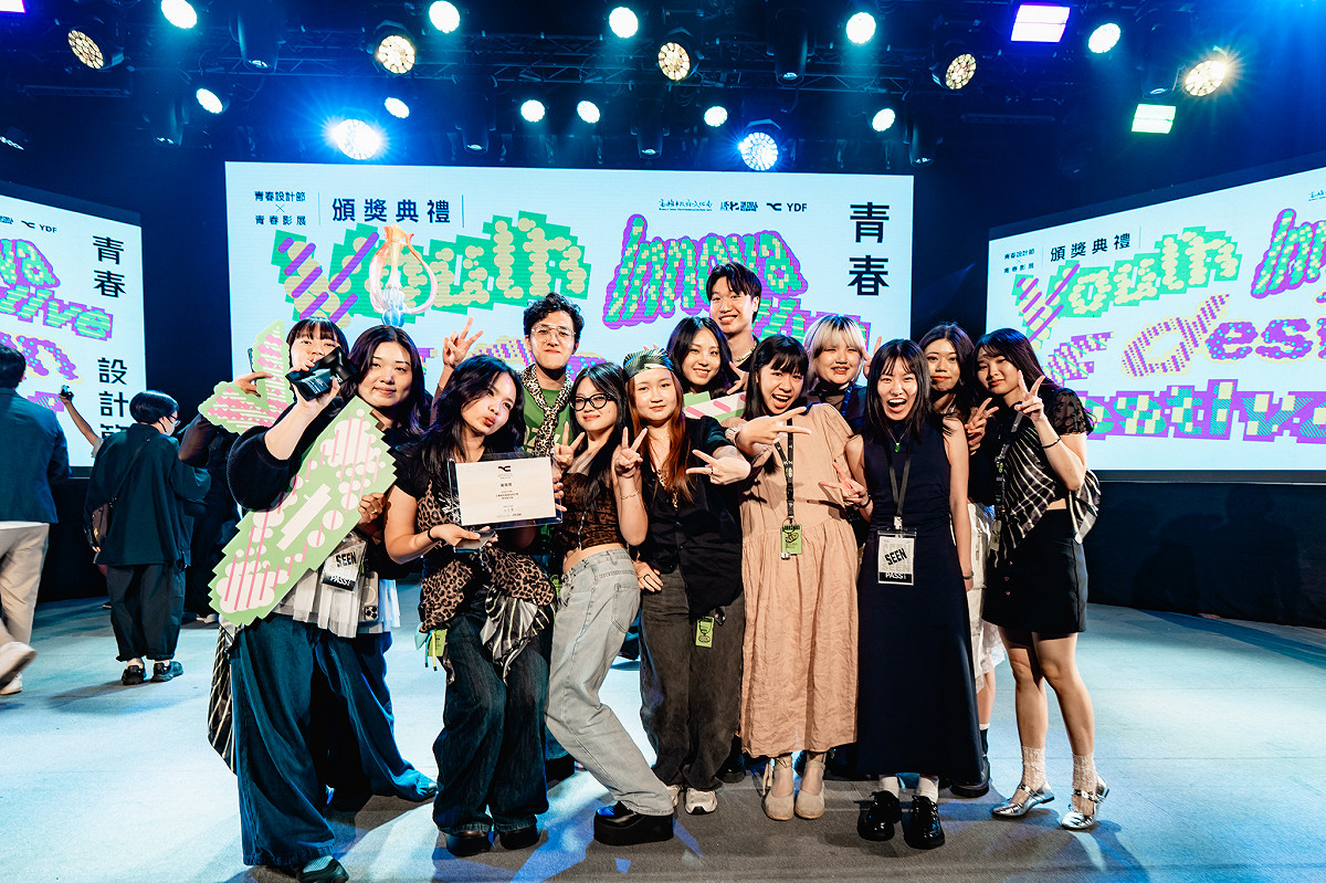 青春設計節得獎同學開心合影。 圖：高雄市文化局/提供