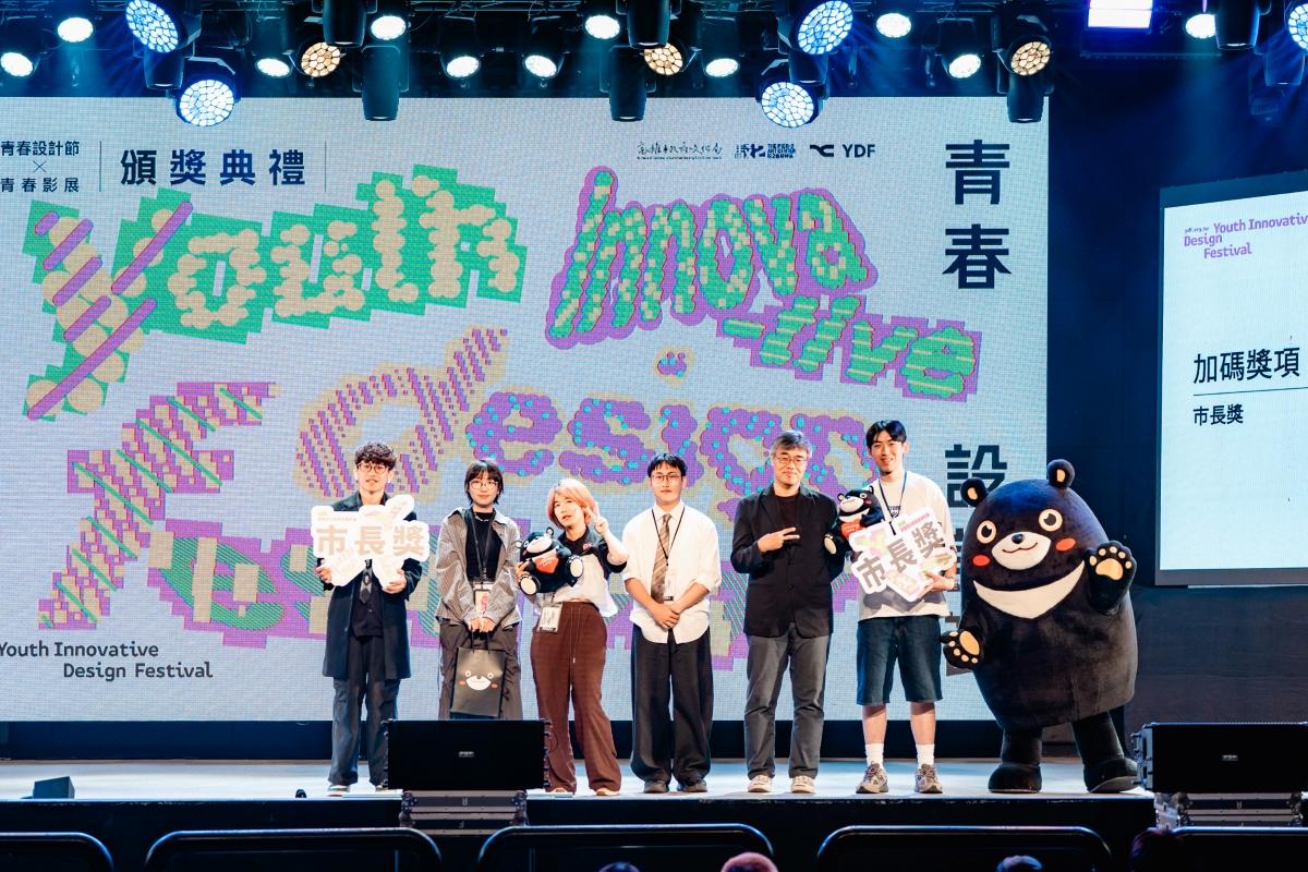 李懷仁(右三)與高雄熊一起抽出加碼的「市長獎」。 圖：高雄市文化局/提供
