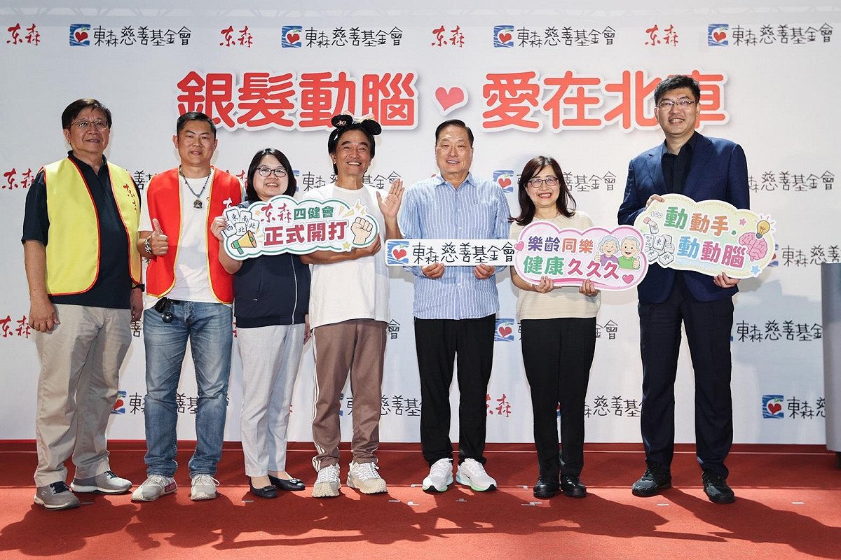 左起為東森購物董事長趙世亨、台北市士林區義信里里長許立丕、台北市社會局局長姚淑文、綜藝天王吳宗憲、東森慈善基金會董事長王令麟、台北市副市長林奕華、中正一分局分局長陳瑞基。 圖：東森集團提供