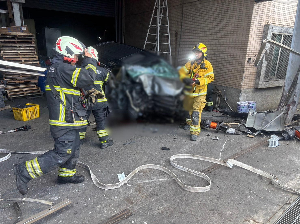 薛男駕車肇禍撞進工廠，消防隊趕到現場進行救護。 圖：民眾提供