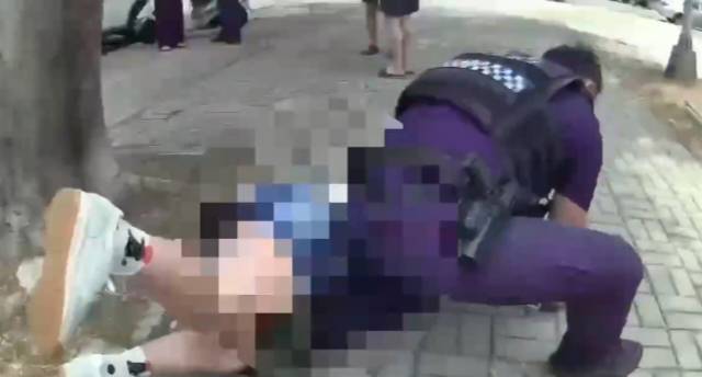 前鎮分局一心路派出所員警英勇制伏持刀的徐女。 圖：民眾提供