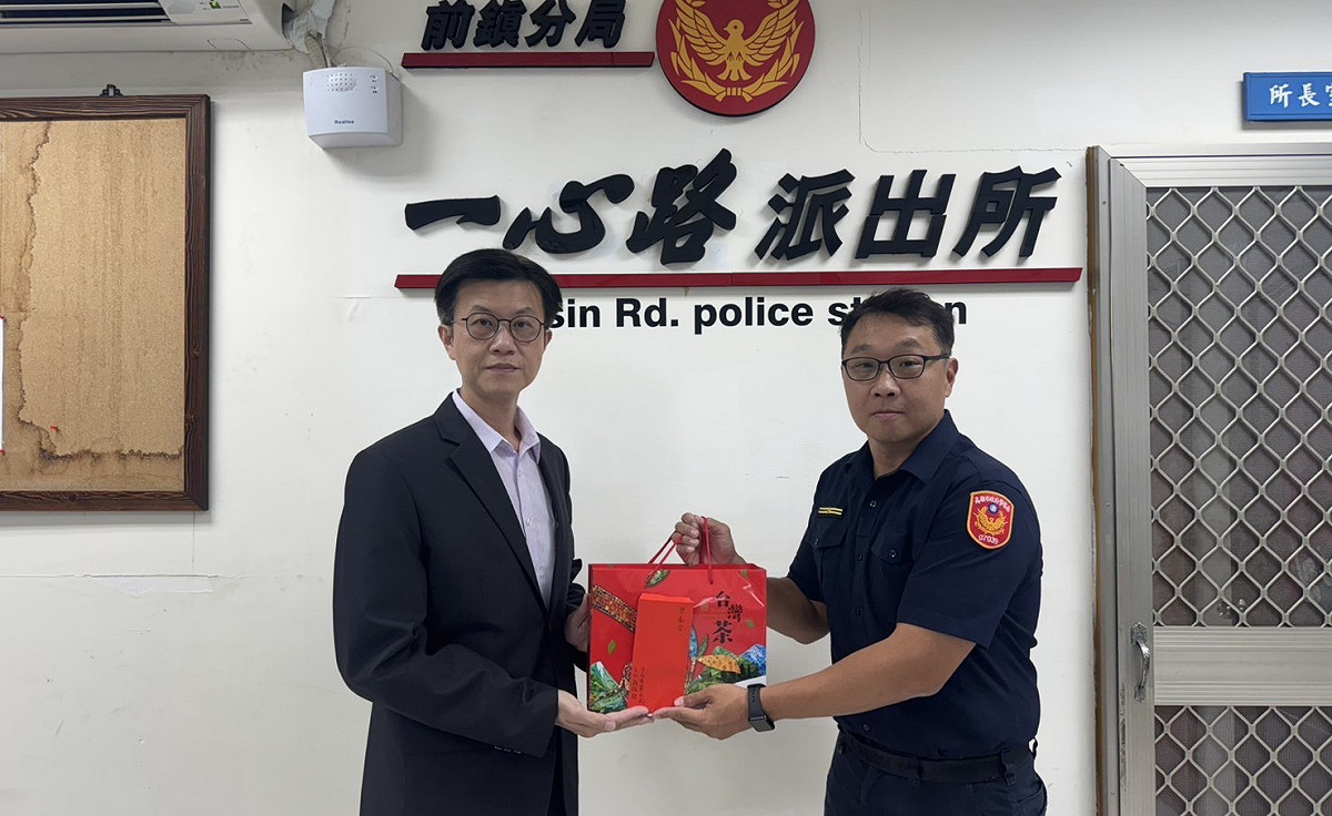 黃元民(左)致贈茶葉及獎金嘉勉一心路派出所員警。 圖：高市警前鎮分局/提供