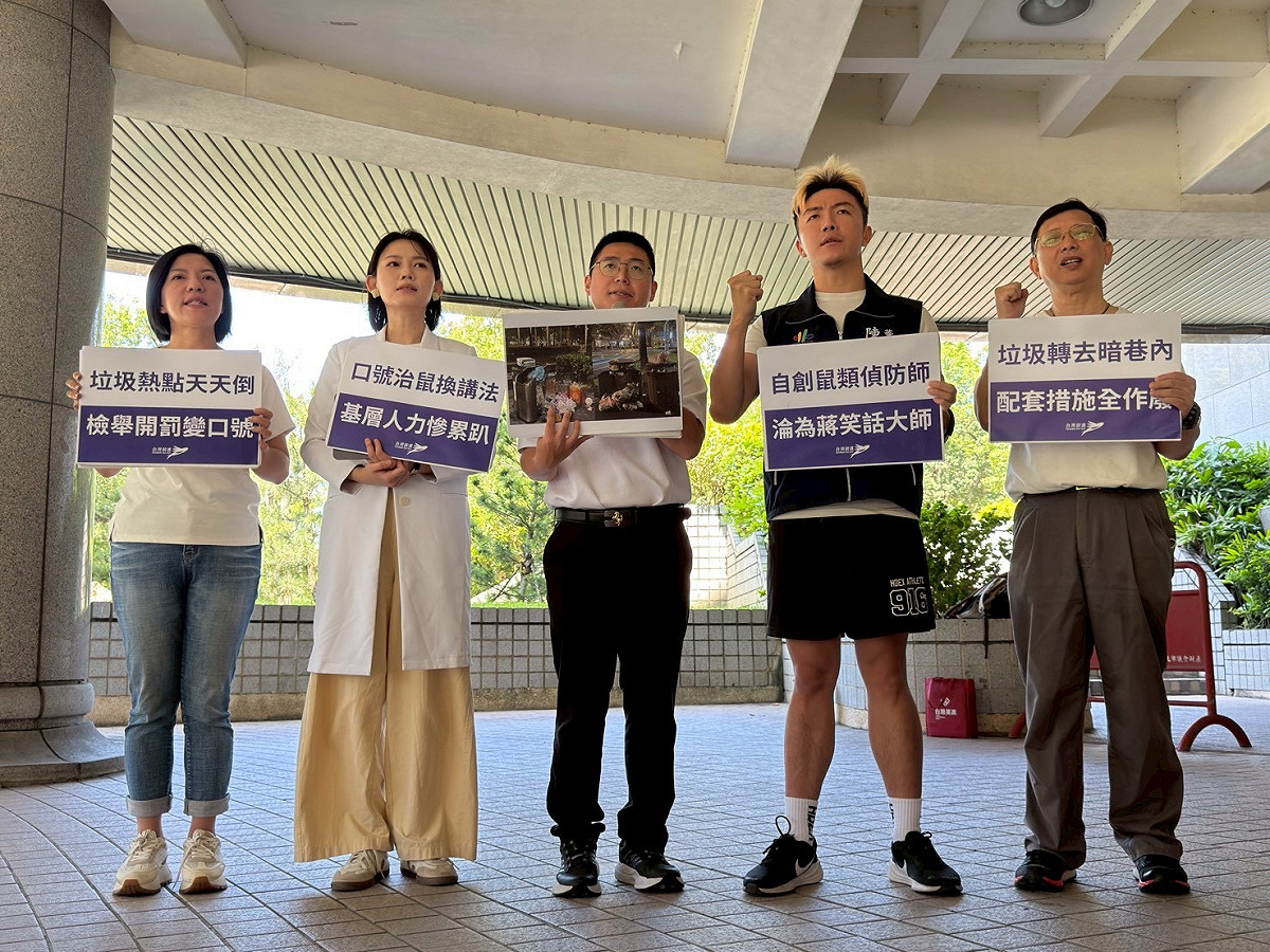台灣前進陣線今（18）日上午由多位台北市議員參選人及在地里長在台北市議會前召開「垃圾不分黨派，清消別做表面！揭開台北市『大清消』的精美包裝」記者會。 圖：台灣前進陣線提供