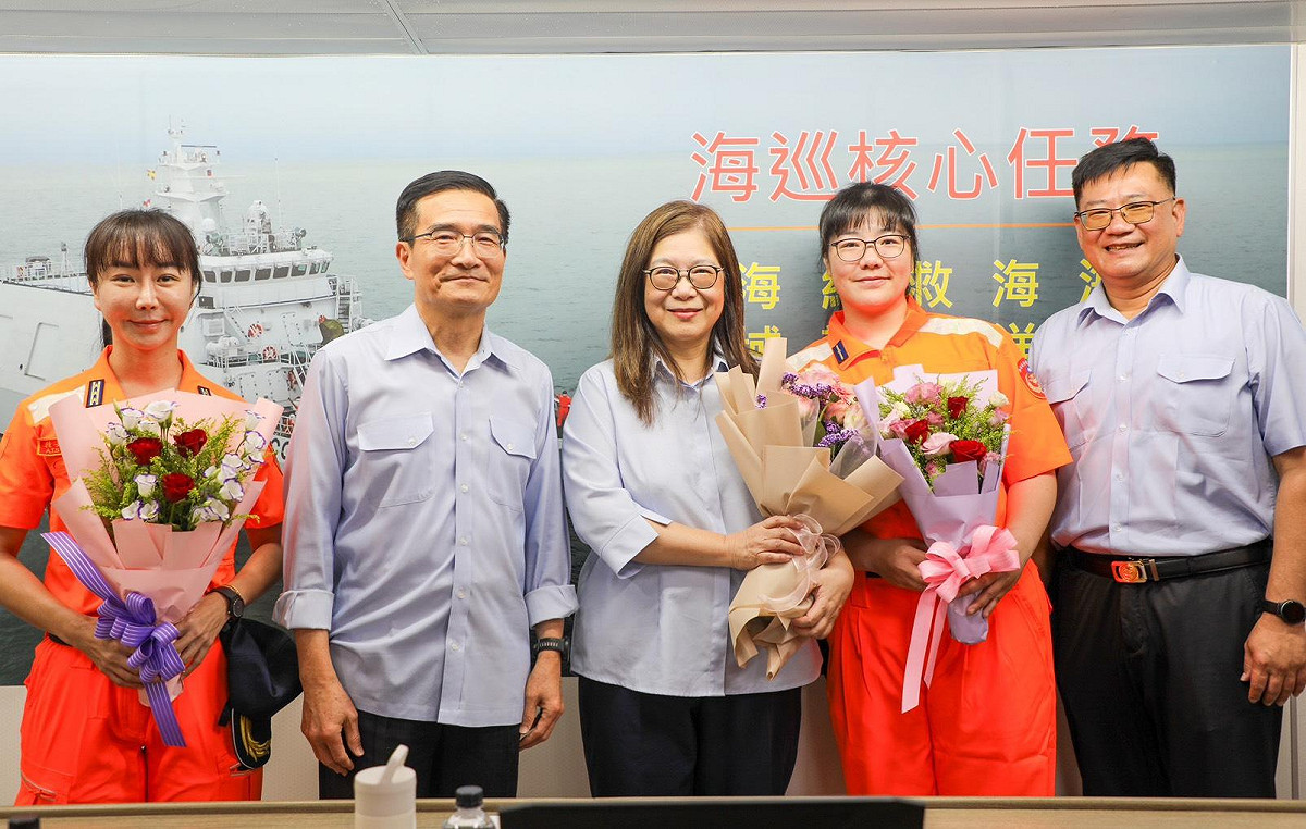為響應國際海事組織（IMO）倡議的「國際女性海員節」，海洋委員會主委管碧玲今（18）日特別登上海巡淡水艦，藉此向全國長期堅守在海巡各型艦船艇第一線的111名女性同仁，表達最深敬意與感謝。 圖：海巡署提供