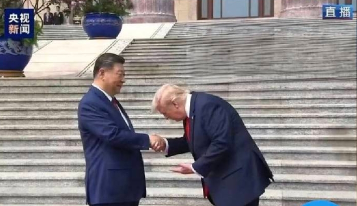 美國總統川普與中國國家主席習近平握手時。傳出遭到習近平刻意「壓手」示威。 圖 : 翻攝自央視新聞