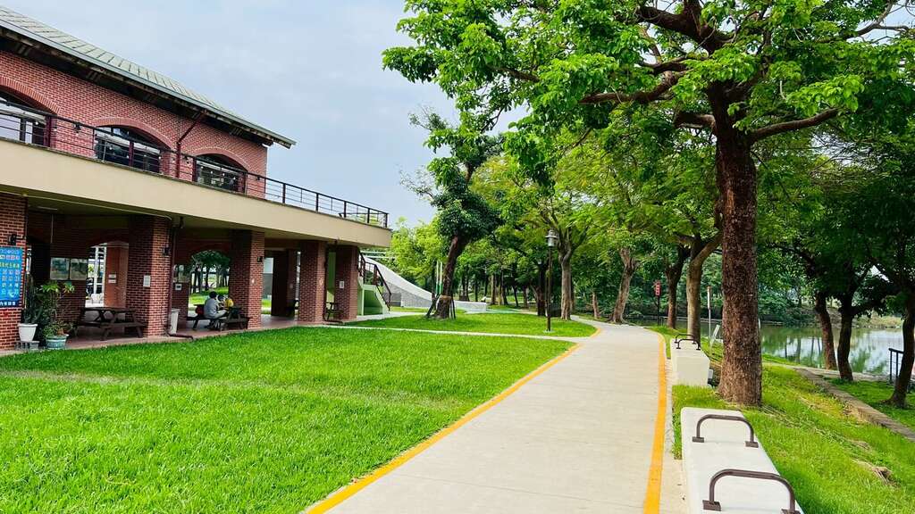 葫蘆埤公園生態資源豐富景色優美，園內設施有菱波吊橋、環埤步道、觀景平台、親水廣場、休閒館、農業展售館等。  圖：台南市政府觀光旅遊局／提供