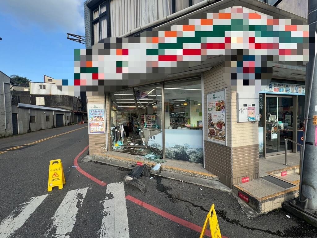 一輛休旅車18日清晨行經宜蘭縣五結鄉中正路二段，左轉向上路時，失控朝路角的超商側面落地窗衝去，巨大的撞擊力道導致超商落地窗完全粉碎，窗框嚴重變形，碎片散落一地，駕駛肇事後未依規定報警，逕自開車離去。（讀者提供）中央社記者王朝鈺傳真　115年5月18日