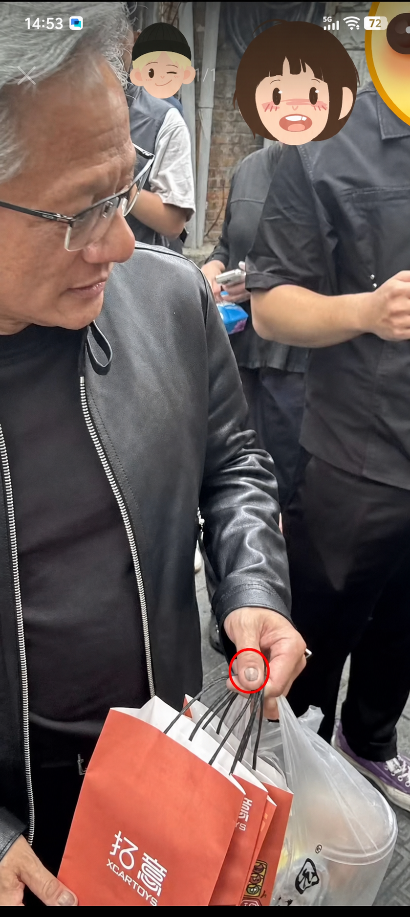 網傳黃仁勳灰黑指甲照籲勿握手，引115.8萬次觀看，反遭網酸搬運且月薪3萬操心3億。 圖：翻攝自Threads