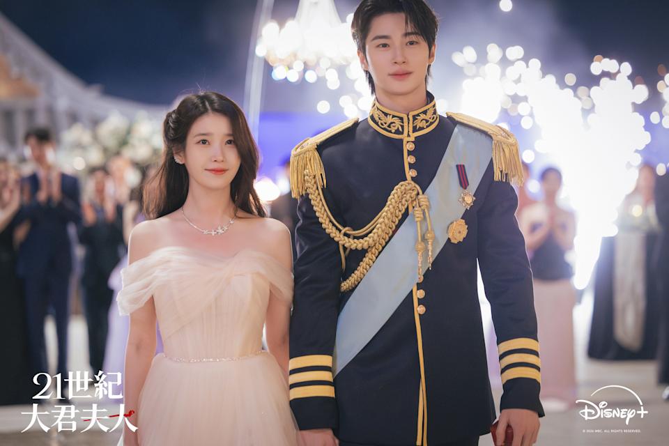 IU、邊佑錫新劇《21世紀大君夫人》因「千歲」與中國禮節惹議，兩人出面道歉。 圖：Disney+／提供