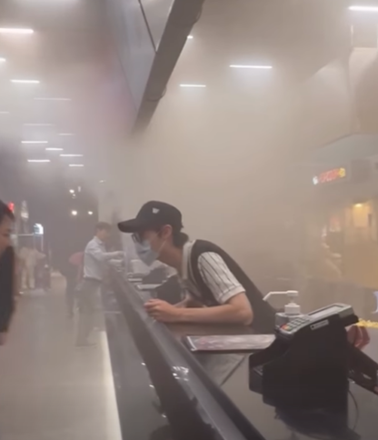 南港影城爆米花機短路冒煙，消防神主牌提醒遇濃煙應掌握4大逃生觀念。 圖：翻攝自臉書粉專「消防神主牌」