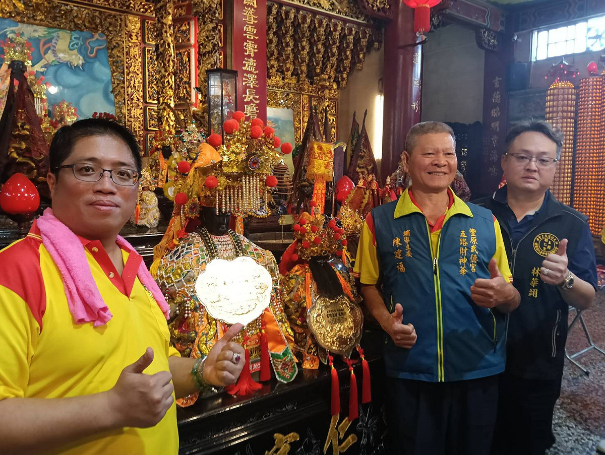豐原武德宮神濟神轎會前往烏日玉闕朝仁宮參香，並慷慨奉獻兩面雕工精細的特製大金牌。 圖：玉闕朝仁宮/提供