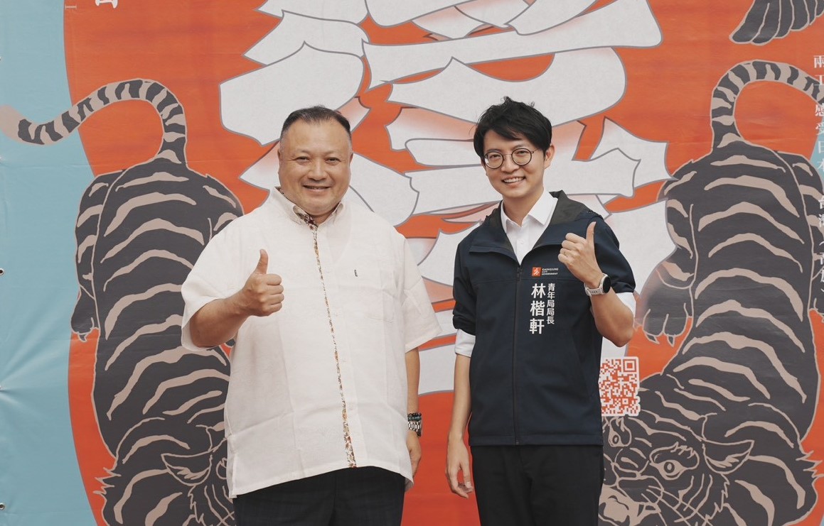 林楷軒(右)與權藤英樹(左)於駁二「2026台浮緣日」活動主視覺前合影。 圖：高雄市青年局/提供