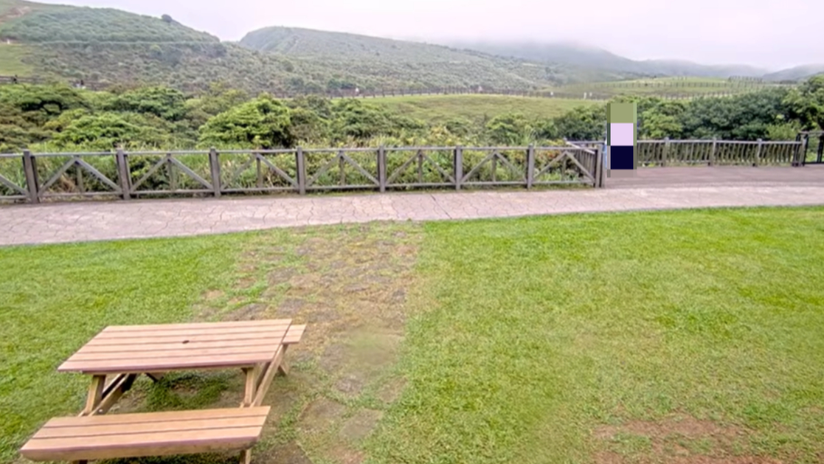擎天崗日前一對情侶野戰，該處桌椅成為民眾朝聖景點。 圖：陽明山國家公園管理處YT
