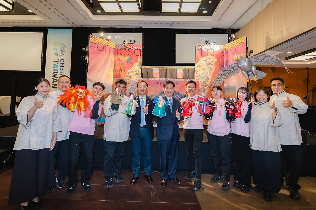 外交部長林佳龍及衛福部長石崇良與台北木偶劇團團員合影。 圖：外交部提供