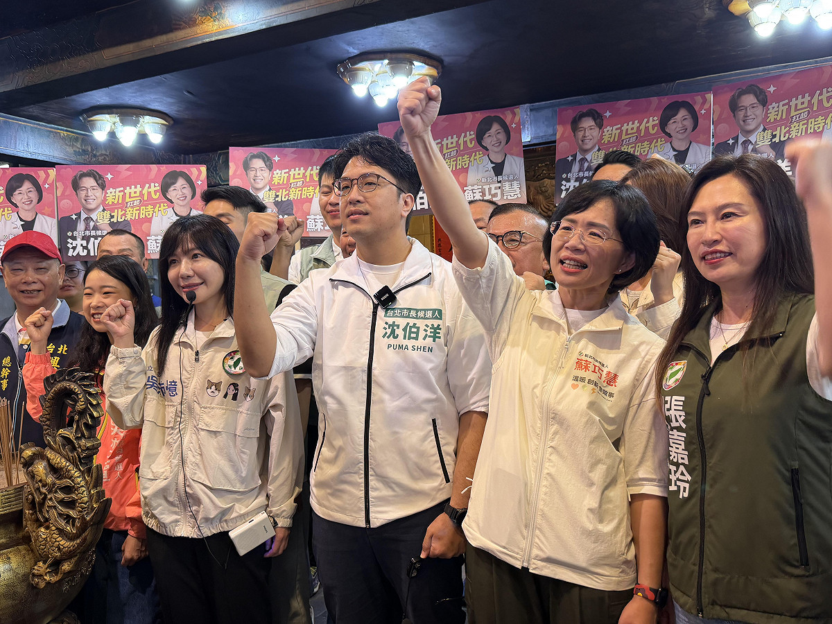 民進黨台北市長參選人沈伯洋、新北市長參選人蘇巧慧今日首度以參選人身份合體拜票。 圖：金大鈞/攝