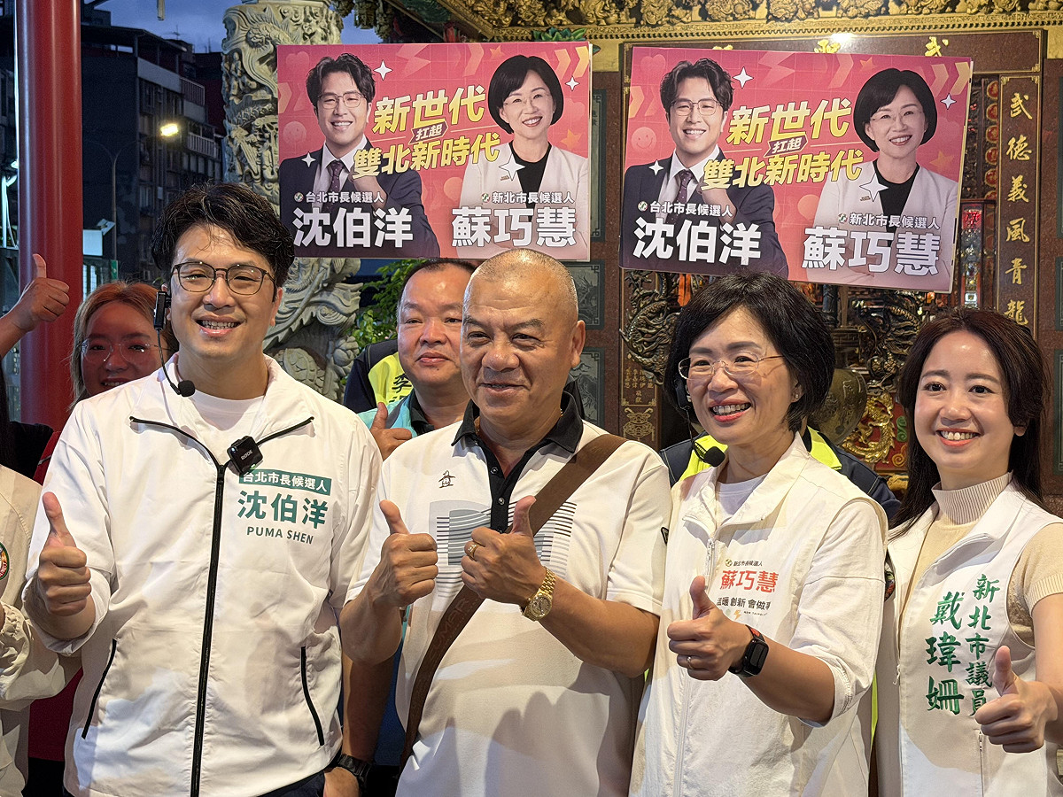 民進黨台北市長參選人沈伯洋今日首度以參選人身份，與民進黨新北市長參選人蘇巧慧合體拜票。 圖：金大鈞/攝