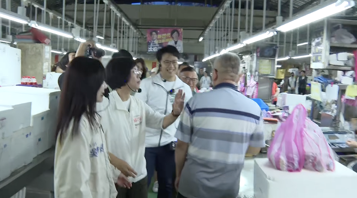 蘇巧慧、沈伯洋首度合體掃台北漁市場、台北市第一果菜批發市場。 圖：翻攝自共訊