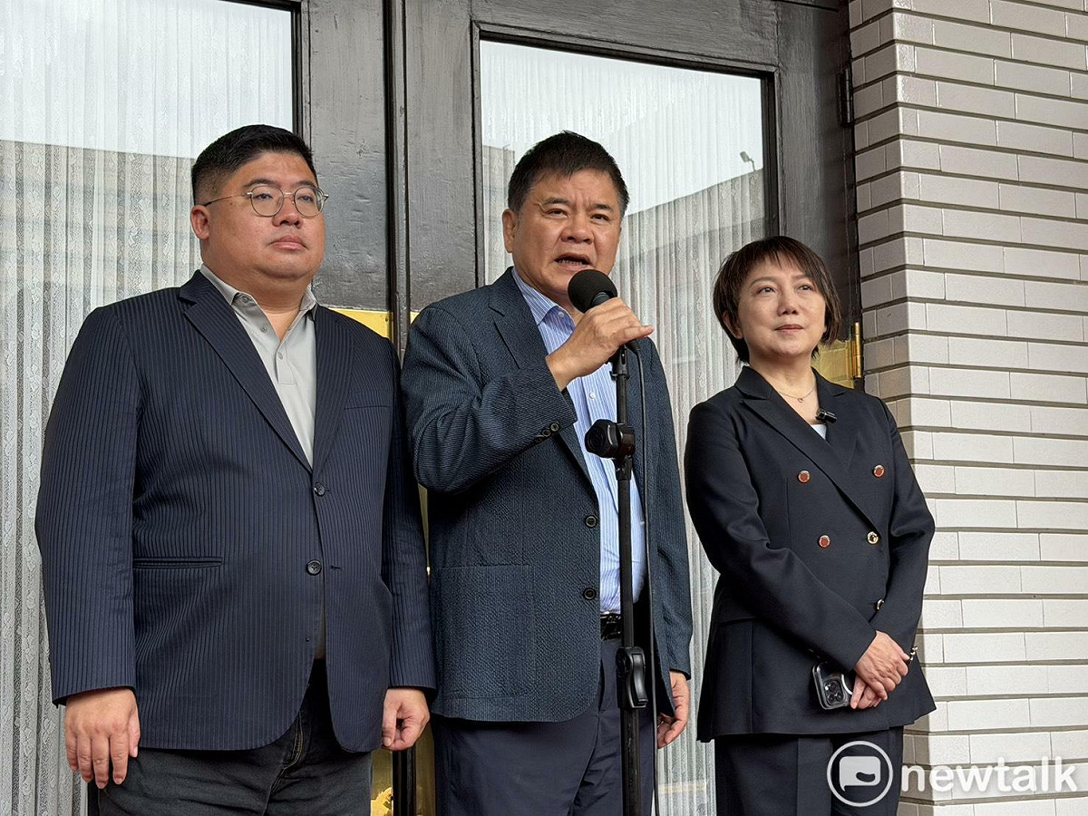 民進黨團幹事長莊瑞雄(中)、書記長范雲(右)今日接受媒體聯訪。 圖：金大鈞/攝