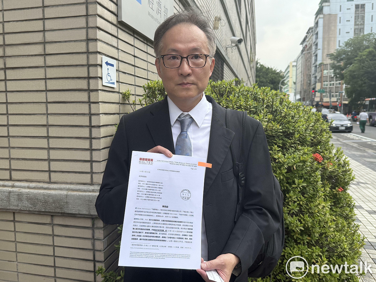 美商合泰委任律師郝燮戈今（19）日前往經濟部正式遞交陳情函，指出此次標案中有四大詭異狀況。 圖：李宣萱/攝