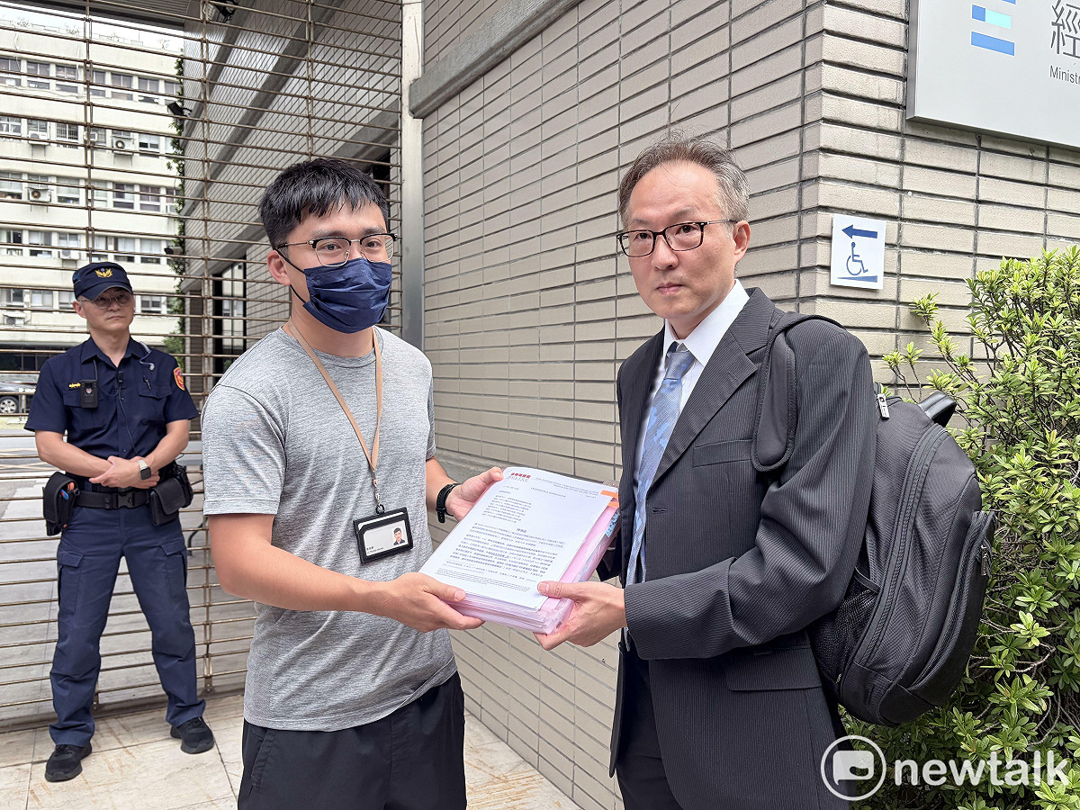 郝燮戈向經濟部國營事業管理司李科長遞出陳情函，期盼台電能提出合理的解釋與說明。 圖：李宣萱/攝