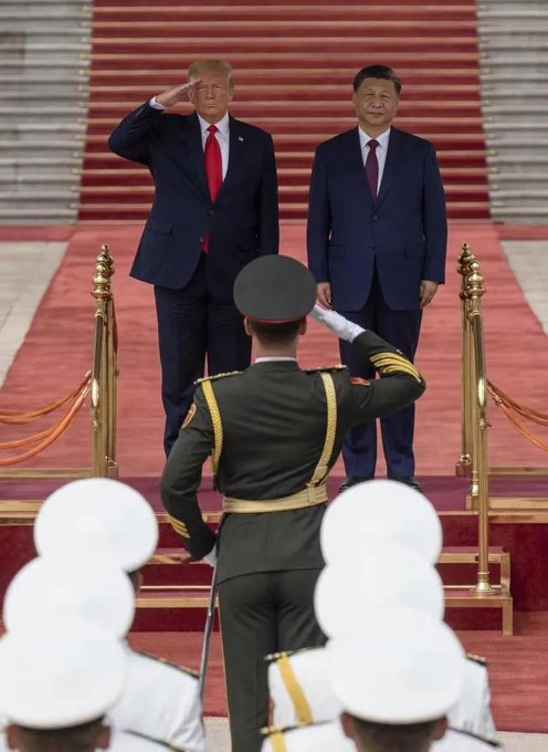 有網友分析認為，在面對解放軍軍官敬禮時，習近平未進行回禮的原因，很可能與他將自己視為皇帝的心態有關。 圖：翻攝自 @TReverie X 帳號