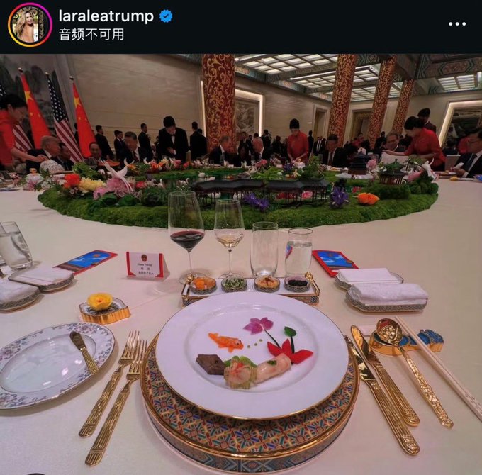 川普次子夫人勞拉在返回美國後，透過社群媒體展示在參與中國國宴時所使用的餐具。 圖：翻攝自 @wishtcday X 帳號