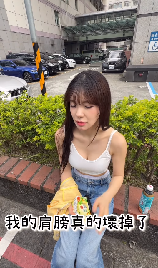 李多慧近期疑似因為工作太過操勞，右邊肩膀出現疼痛症狀，檢查後發現是肩膀韌帶發炎。 圖：翻攝自李多慧IG