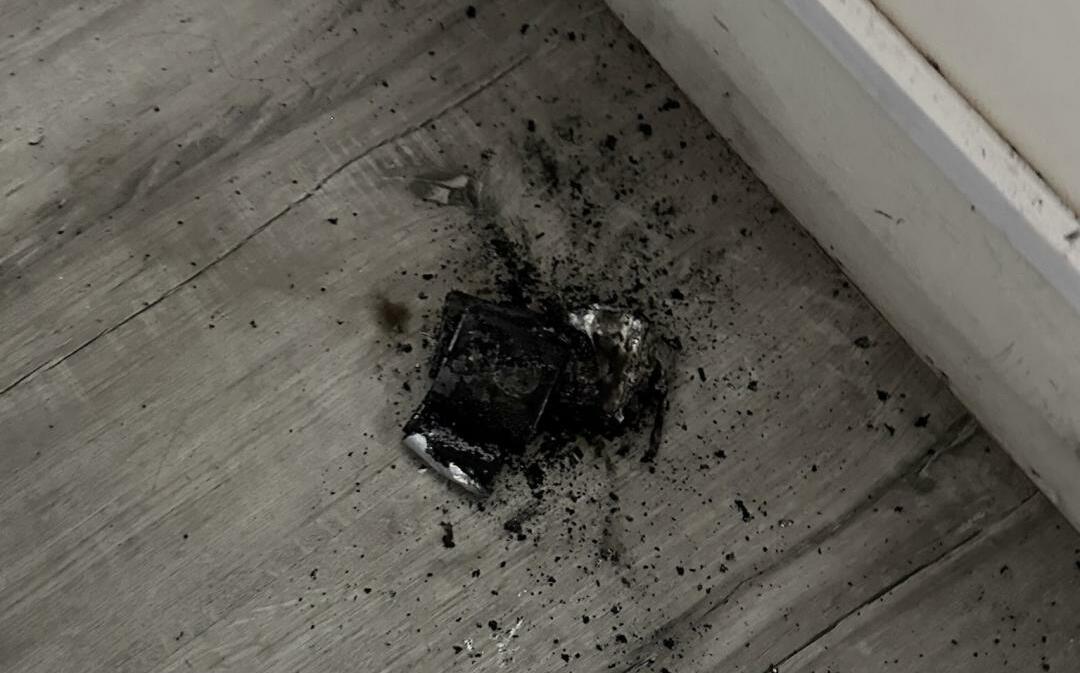 隨身電源突起火燙人！苦主曬殘骸照急勸世 網友見照怒轟：又是「它」