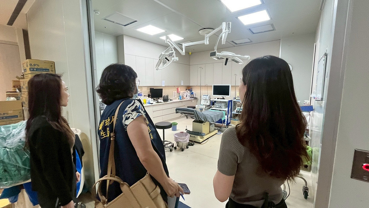 高市衛生局稽查某知名醫美診所。 圖：高雄市衛生局/提供