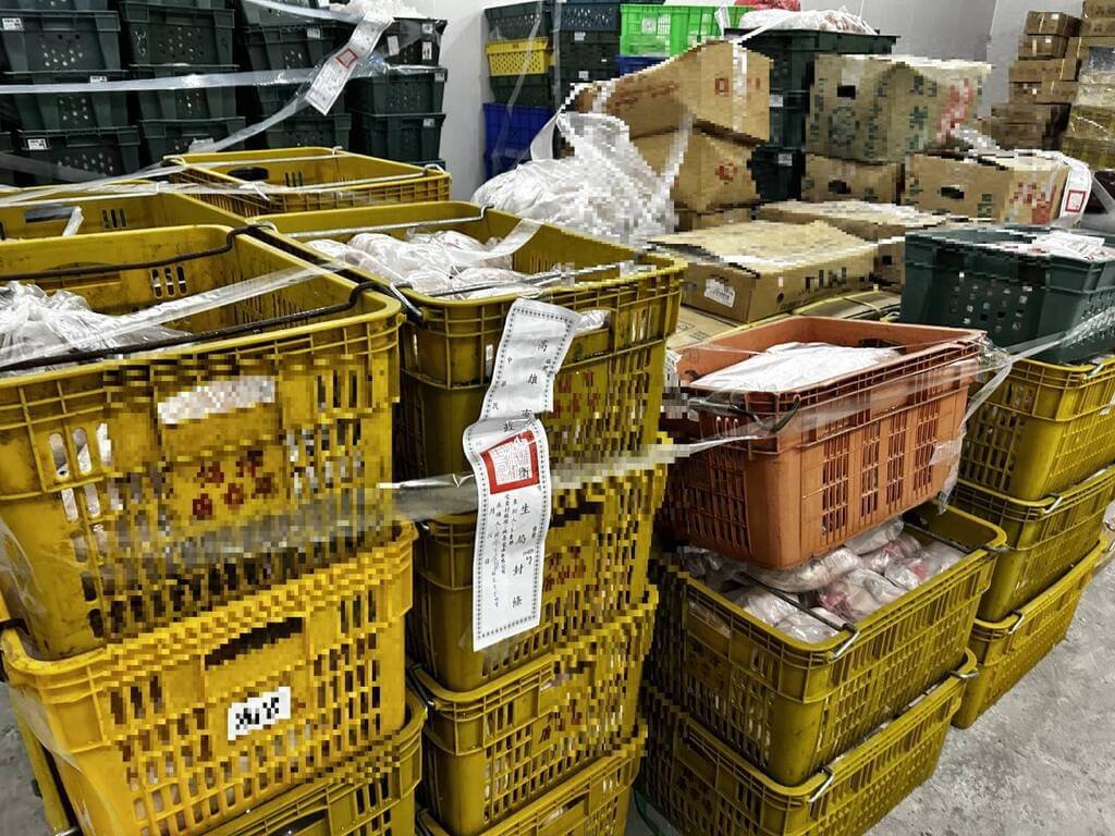 橋頭地檢署民國113年7月9日指揮司法警察，並與高雄市政府衛生局、衛生福利部食品藥物管理署等單位，至某食品公司位於高雄市仁武區廠房進行搜索，於冷凍倉庫等處扣得逾期肉品合計1萬2450公斤。（橋頭地檢署提供）中央社記者張已亷傳真　115年5月19日