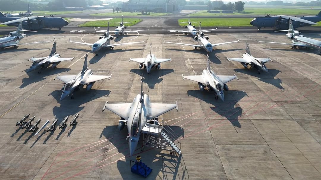 印尼空軍18日接收包括6架法製「飆風」（Rafale）戰鬥機在內的「一大批」先進軍事裝備。 圖：翻攝「X」@Jatosint