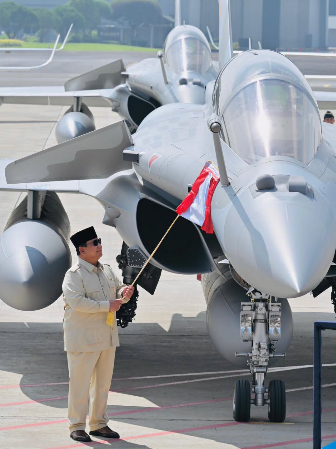 印尼總統普拉伯沃（Prabowo Subianto）依印尼傳統為新接收「飆風」（Rafale）戰鬥機灑聖水祝福，象徵好運與平安。 圖：翻攝「X」@Jatosint