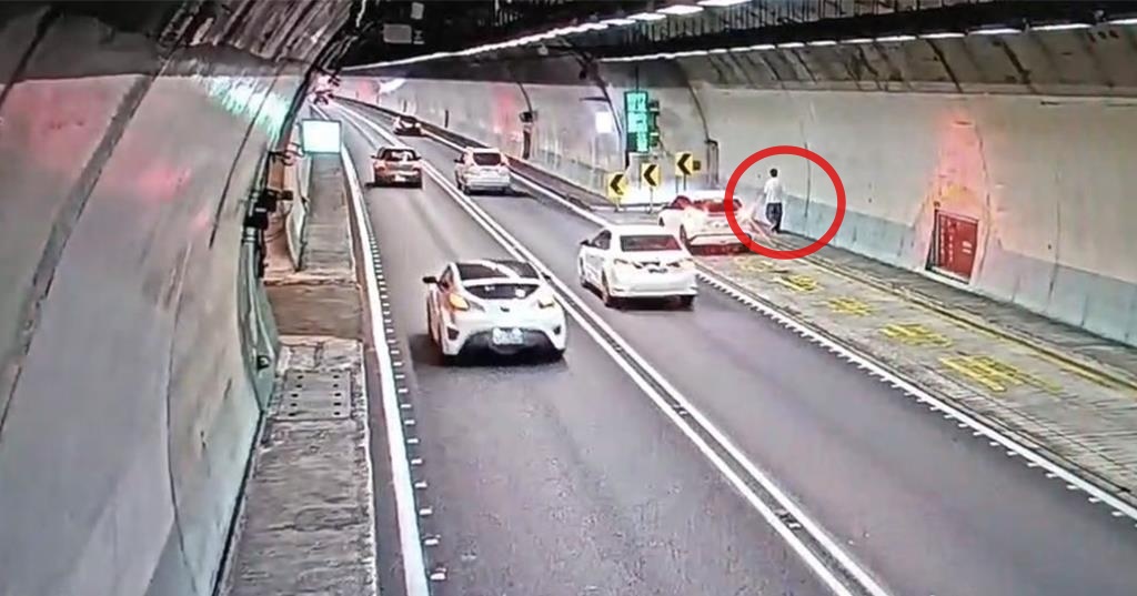 26歲陳姓男子下車走入國道外側廊道，並在路旁滑手機。 圖：國九隊提供