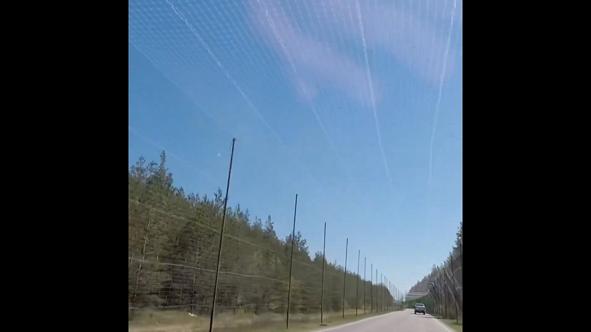 烏軍持續加強前線後勤道路的防禦能力，透過各種反無人機設施保護後勤運輸。 圖：擷取自 @rainbow78521 X 分享影片