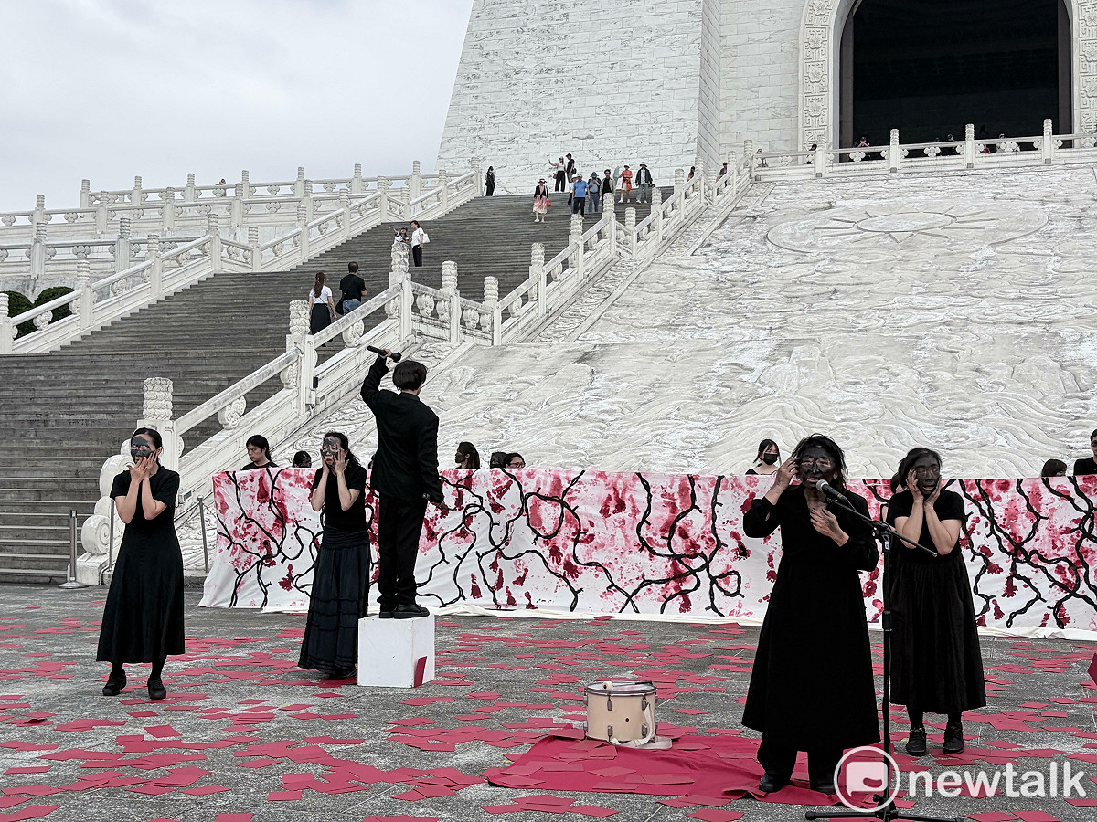 民間團體今（19）日於中正紀念堂前舉行「找回消失的她們 黑臉行動」，並以行動劇的方式，重現白色恐怖受難者潘英雪的故事。 圖：李宣萱/攝