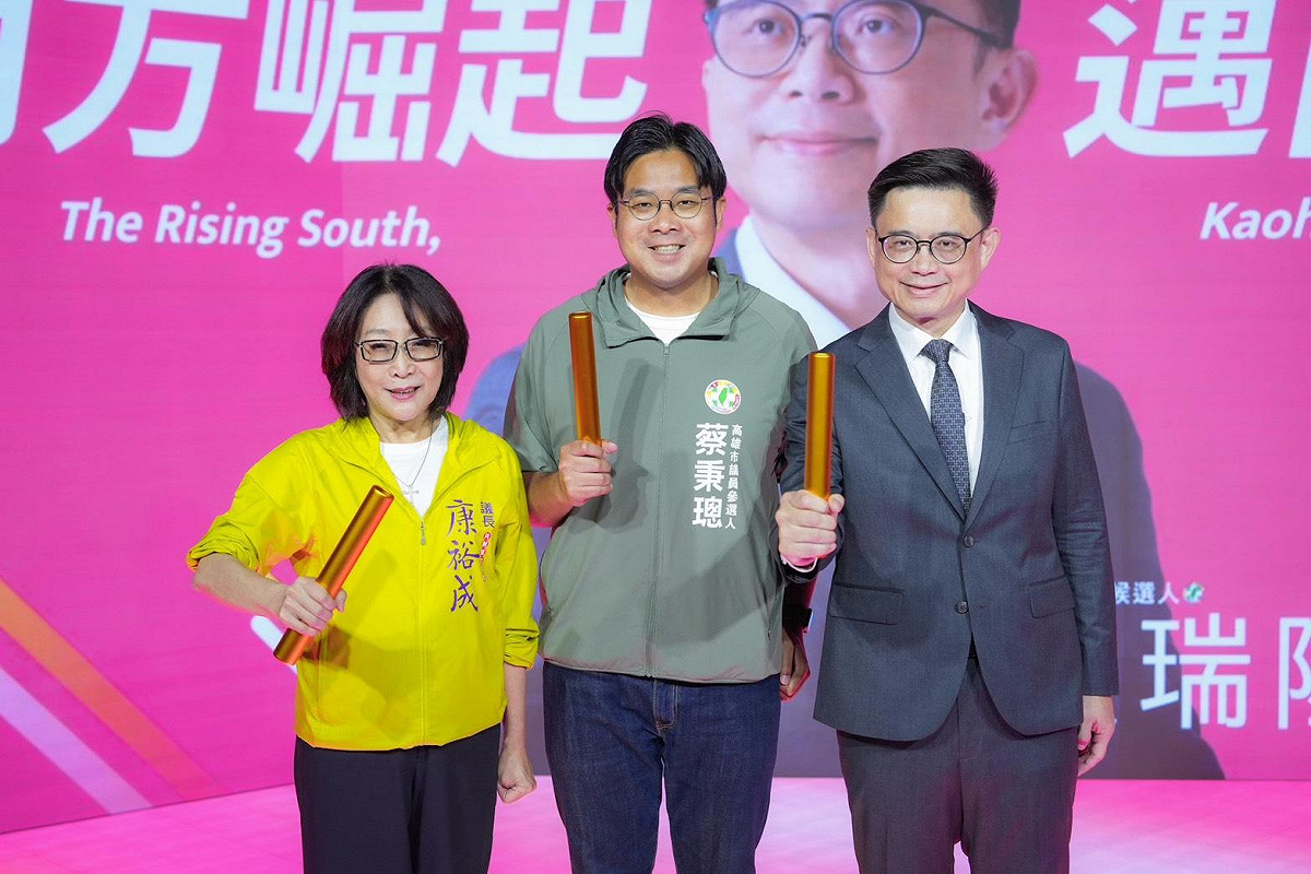 蔡秉璁(中)強烈質疑柯志恩不敢在看板和文宣放上國民黨黨徽，就是怕被國民黨拖累。 圖：蔡秉璁/提供