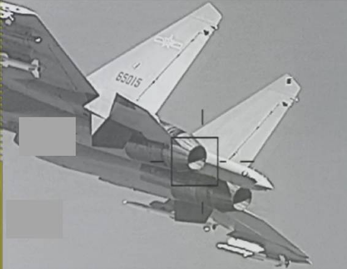 空軍F-16型機監控中共殲16型機。 圖：國防部提供