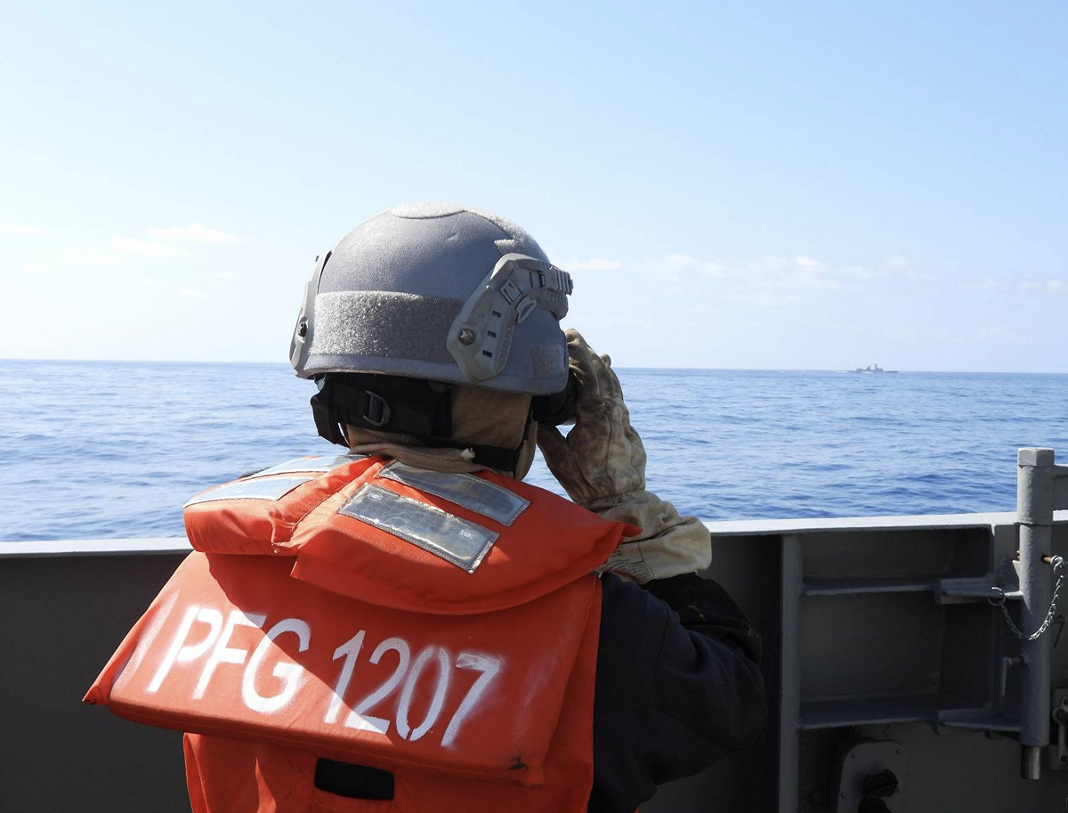 海軍武昌軍艦監控中共徐州艦（530）。 圖：國防部提供
