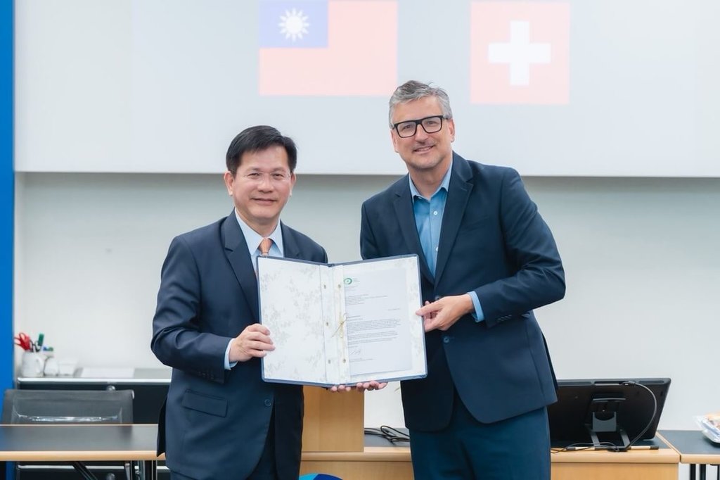 外交部長林佳龍（左）19日應邀赴瑞士伯恩大學「世界貿易研究院」（WTI）參訪。 圖：外交部提供
